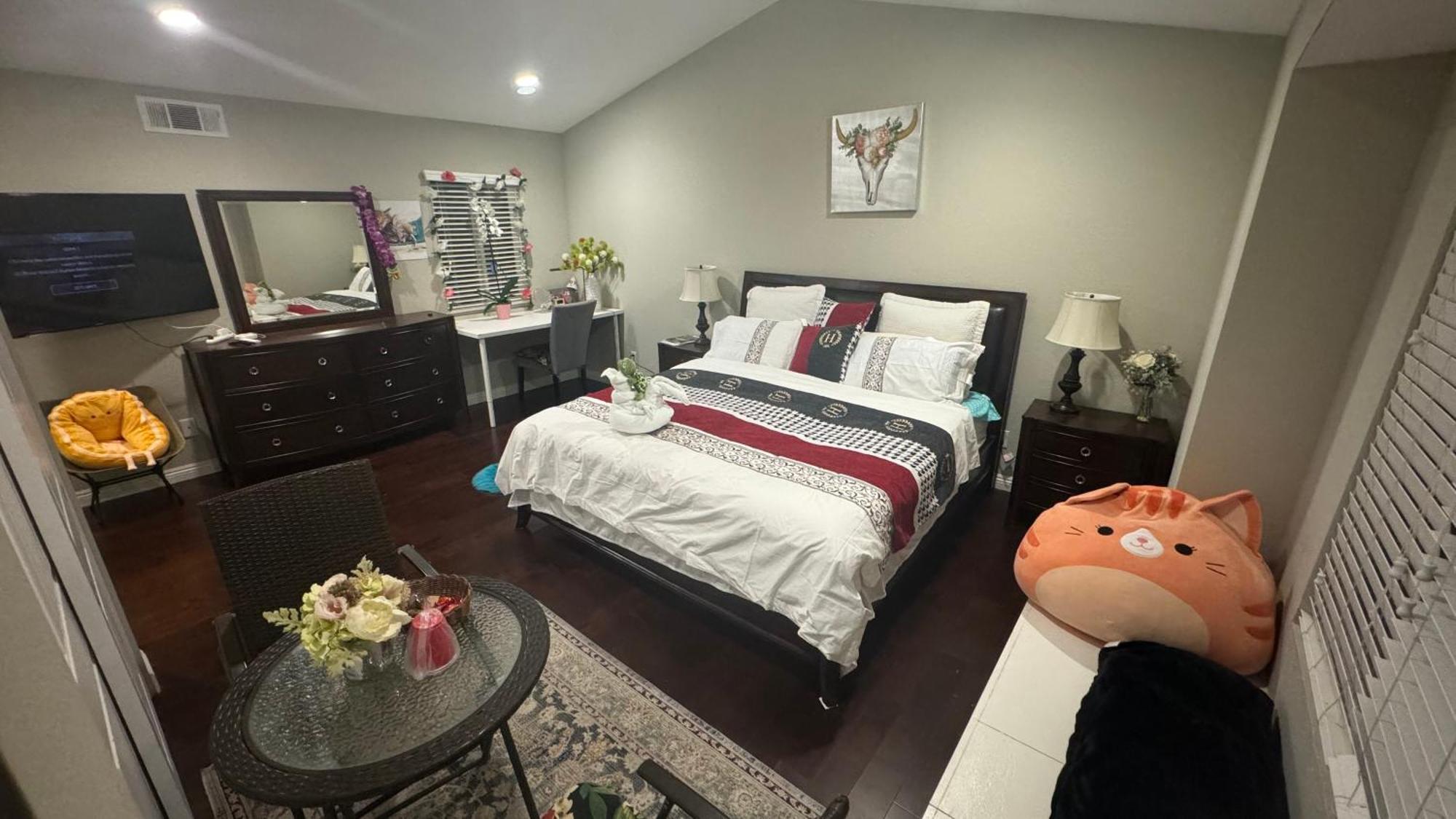 King Bed Big Room Chino Hills Exteriér fotografie